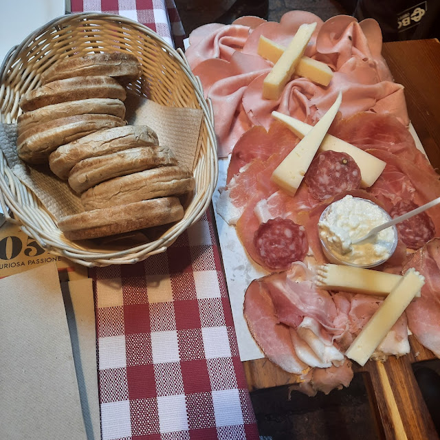 Tagliere Di Salumi Con Tigelle