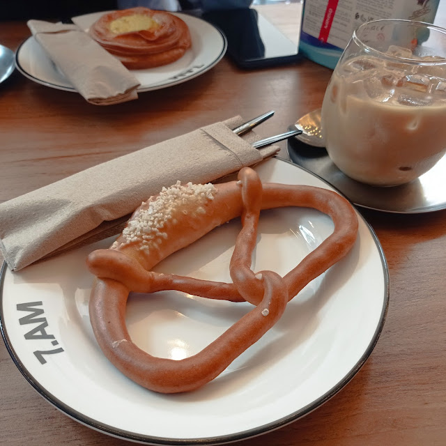 Pretzel and Caffe Latte