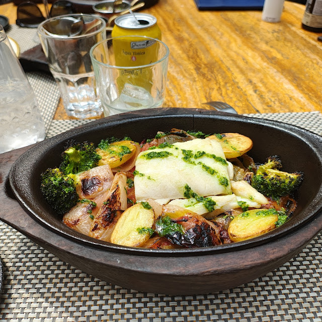 Bacalhau ao Forno Com Batatas Tomates Pimentões E Azeitonas Assadas