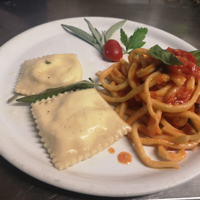 Fusilli Al Ragù E Raviolo Burro E Salvia
