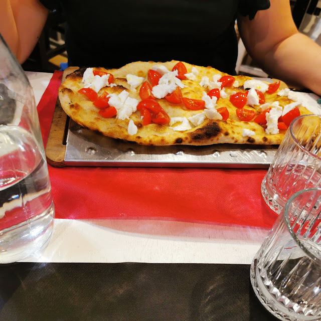Pinsa Pomodorini Basilico E Mozzarella