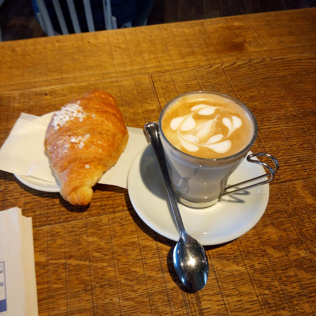 Latte Macchiato Con Brioches