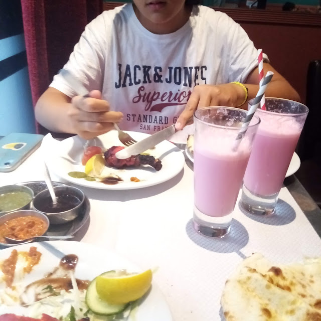 Assortiment d'entrées Et Lassi À la Rose