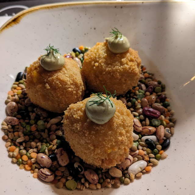 Arancino Alla Crema Di Zucca Con Provola Affumicata E Maionese Al Tartufo Nero
