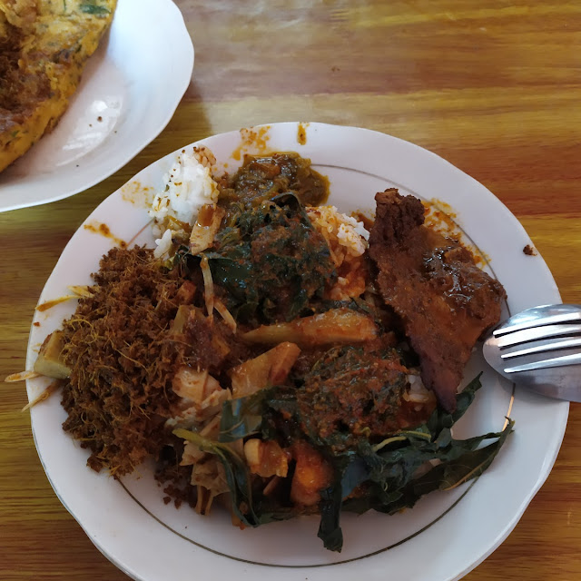 Nasi Padang Rendang & Telor Dadar