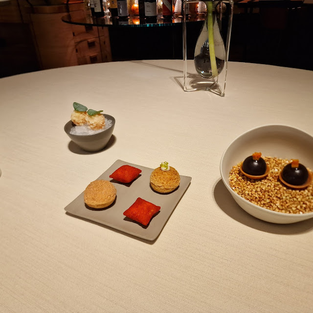 Spritz Cocktail Di Gamberi E Patata Soffiata Con Formaggio Di Capra E Paprika