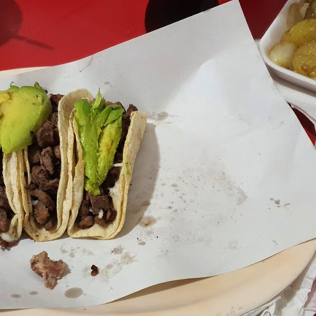 Tacos de Carne Asada Especiales Con Queso Y Aguacate