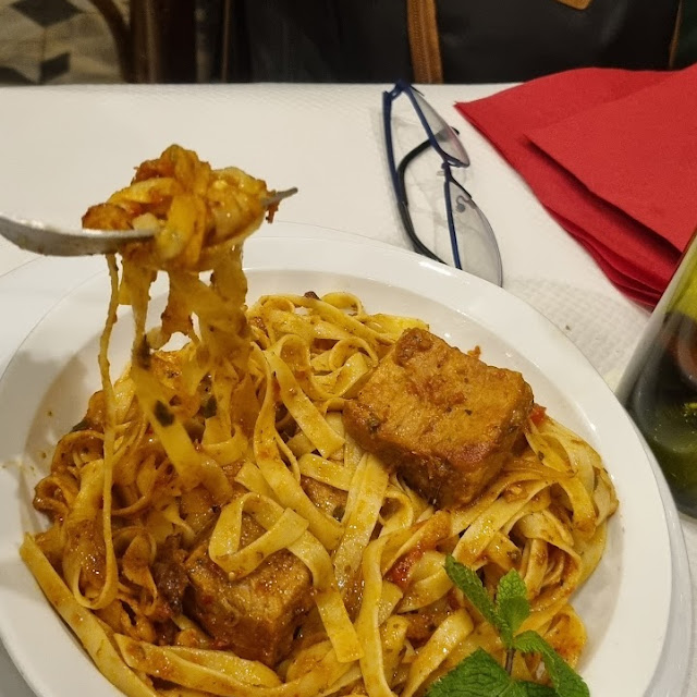Bœuf Et Tagliatelle Sauce Tomate