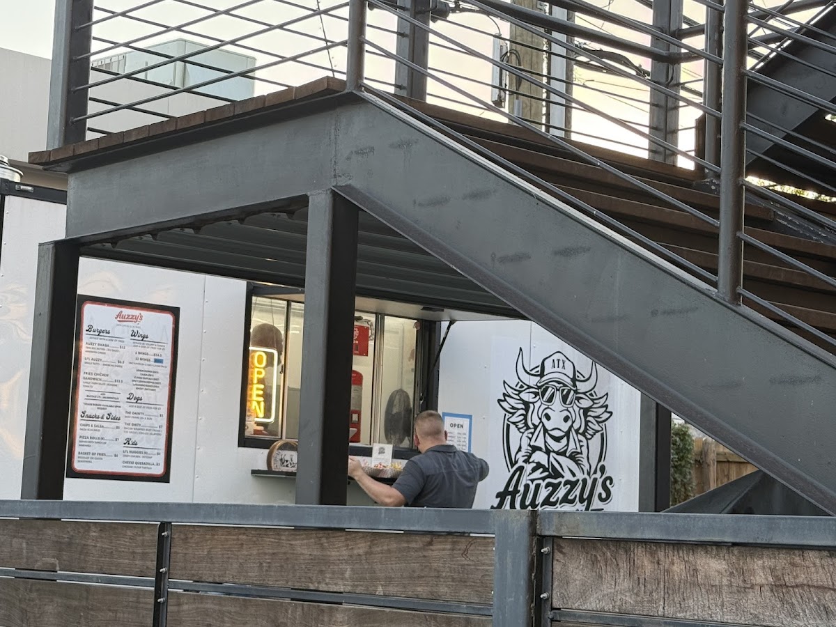 Auzzy’s Smashers & Wings