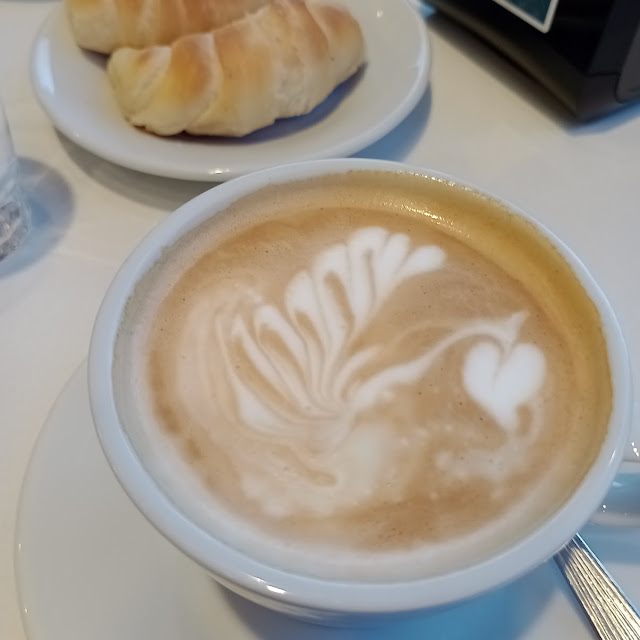 Café Con Leche Y Medias Lunas