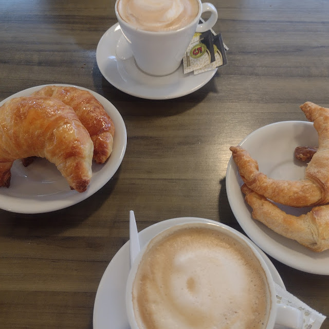 Dos Cafés Con Leche Con Medialunas Con Jamón Y Queso Estaban Espectaculares