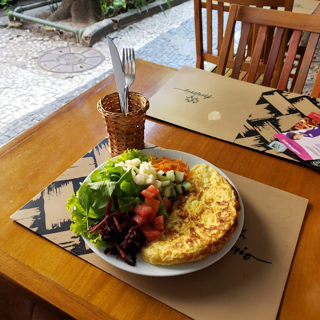 Omelete de Queijo Minas Com Salada Mista Crua