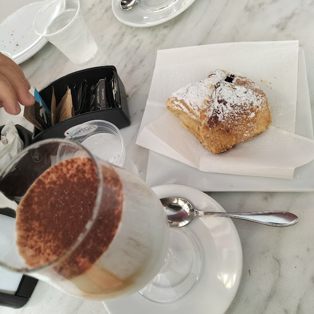Cappuccino E Cornetto Amarena E Crema