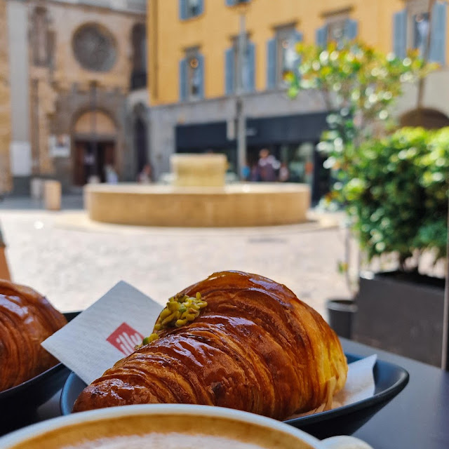 Capuchino & Croissants