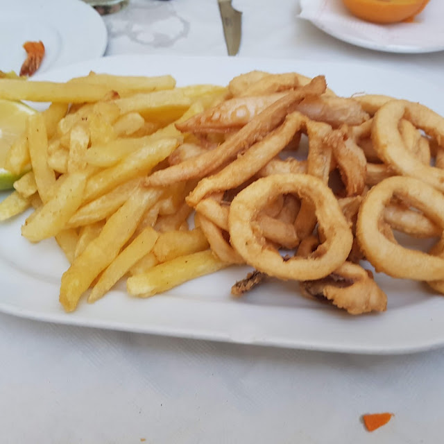 Calamares Fritos Con Patatas Y Ensalada