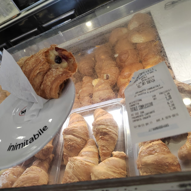 Cornetto Pasta Sfoglia Con Crema Ed Amarena