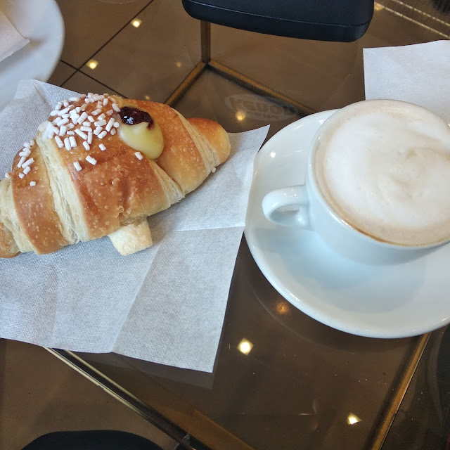 Cappuccino Con Cornetto Crema E Amarena