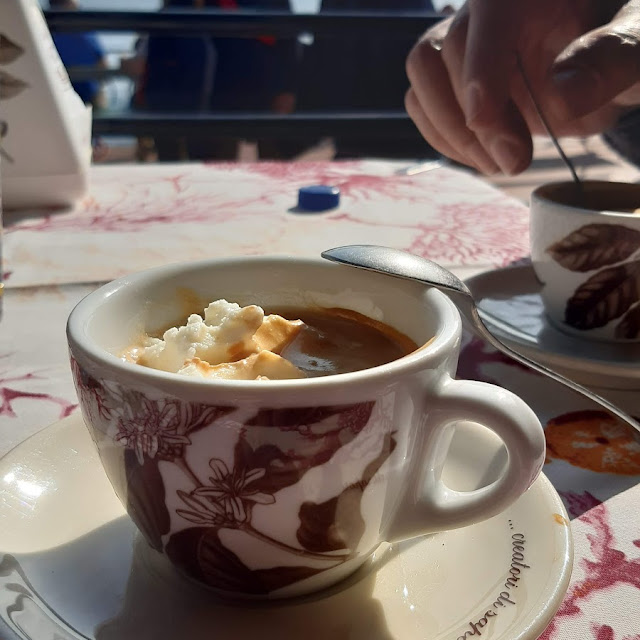 Caffè Con Pallina Di Gelato