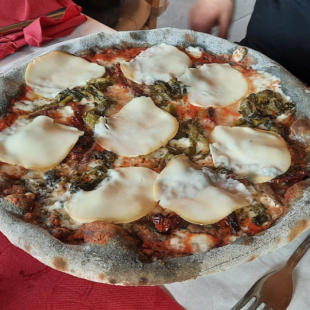 Pizza Acciughe E Scamorza