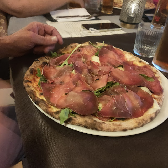 Pizza Cavoce Con Crema Di Zucca Speck Gorgonzola E Noci