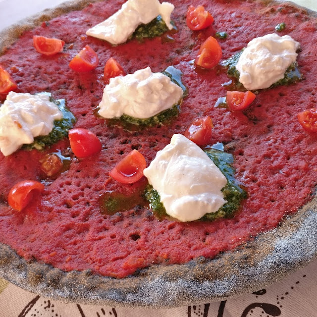Pizza Tricolore Salsa Di Pomodoro Pesto Di Rucola Burratina E Base Al Carbone