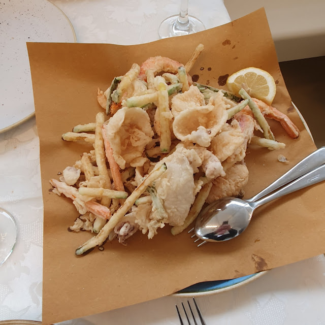 Fritto Misto Di Calamari E Gamberi Con Verdure Dorate