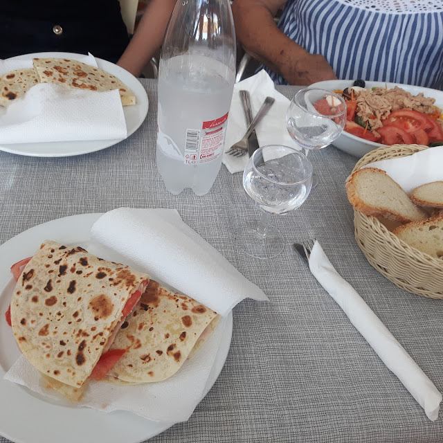 Piada Cotto Pomodori E Mozzarella E Insalatona