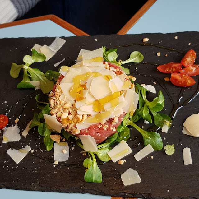 Battuta Di Fassona Con Graniglia Di Nocciola E Miele