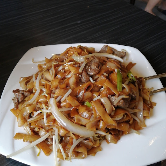 Stir Fried Rice Noodle with Beef