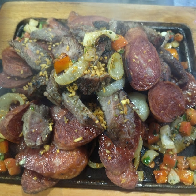 Linguiça Vinagrete E Queijo