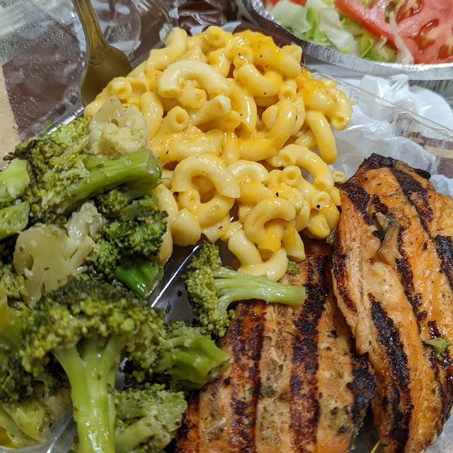 Salmon with Mac & Cheese and Steamed Veggies