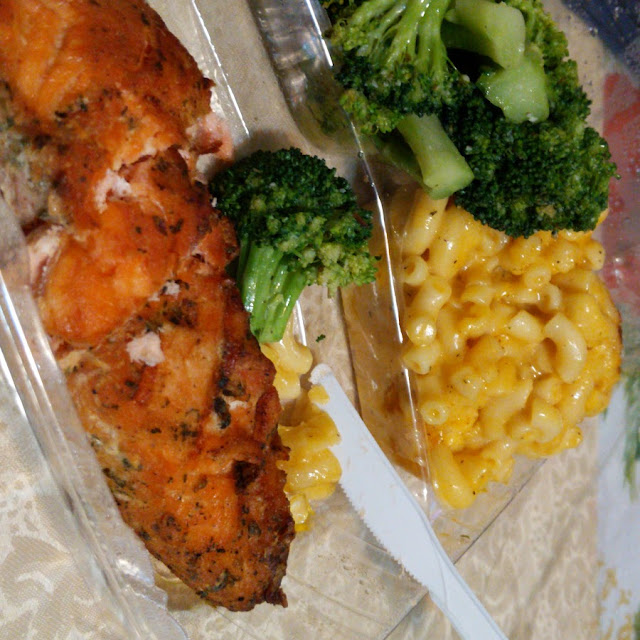 Grilled Salmon with Broccoli and Macaroni and Cheese