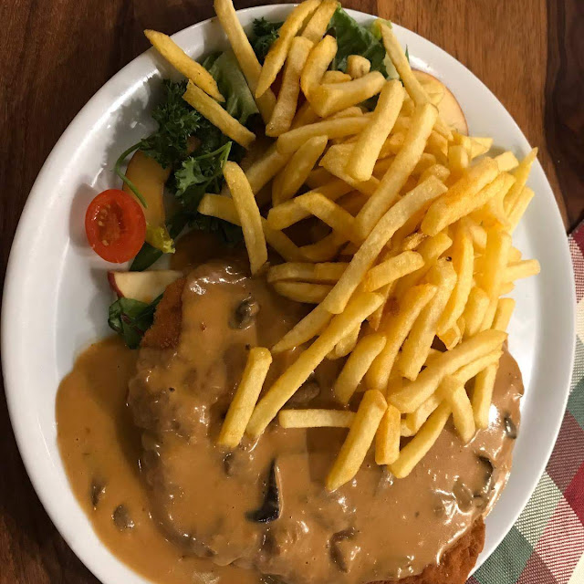 Jägerschnitzel Mit Pommes Frites