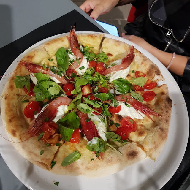Pizza Bianca Mortadella Granella Di Pistacchio E Mozzarella Fior Di Latte E Gamberi Rossi