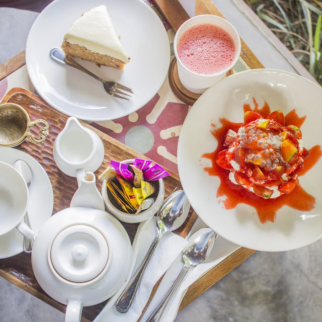Pavlova with Tropical Fruits