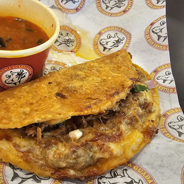 Beef Birria Consomé Con Un Biga Quesataco Con Tortillas De Maíz Recien Hecha
