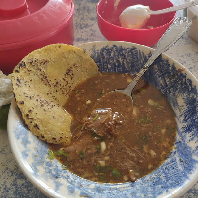 La Birria Con Una Tortilla de Maiz Recien Hecha Bañandose En Jugo de Birria