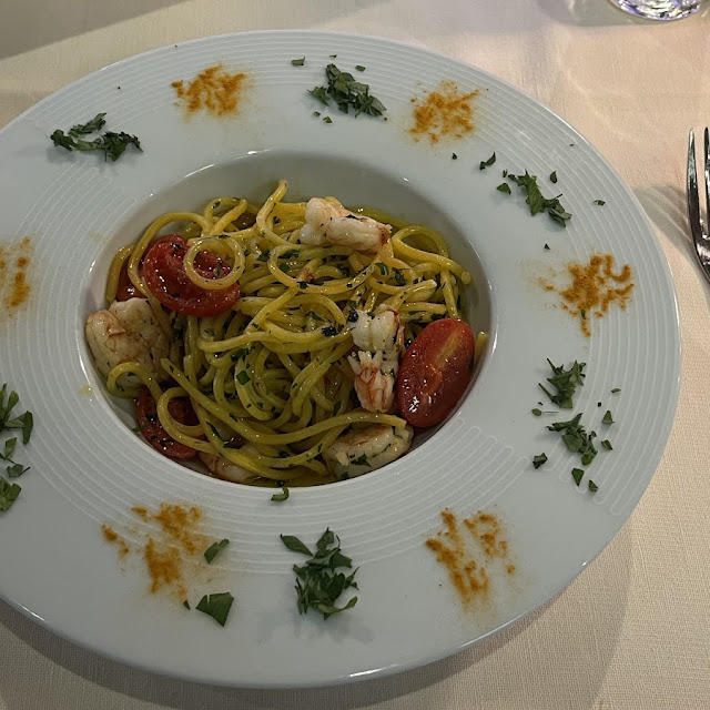 Spaghetti Aglio Olio E Peperoncino Con Gamberi E Pomodori Pachino