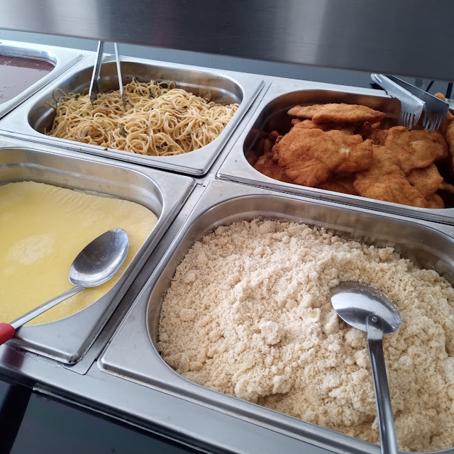 Farofa Filé de Frango Macarrão Angu Tudo Maravilhoso