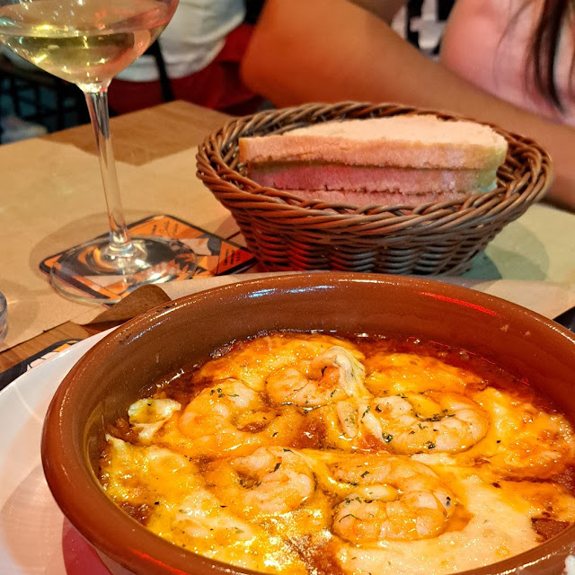 Queso Provolone En Salsa Napolitana Con Langostinos