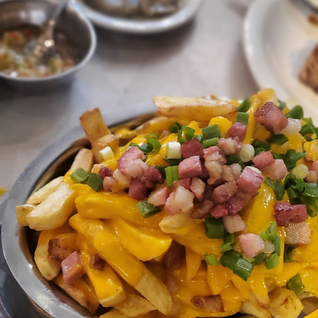 Papas Fritas Con Cheddar Panceta Y Verdeo