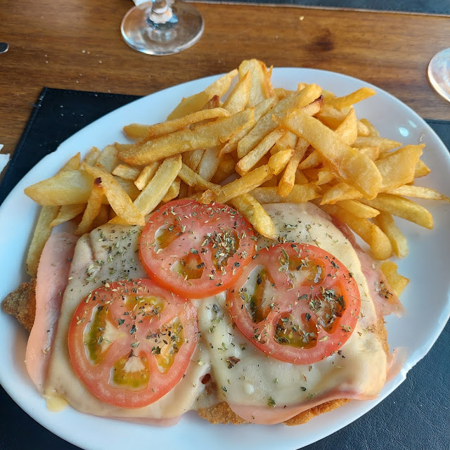 Bifes de Lomo A la Criolla Con Papas Y Huevo Frito