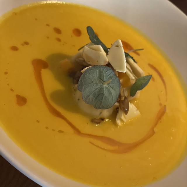 Crema de Calabaza Con Aceite Picante Y Castaña Rallada