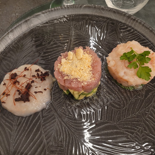 Gambero E Zukkine Tonno Avocado E Crumble Di Tarallo