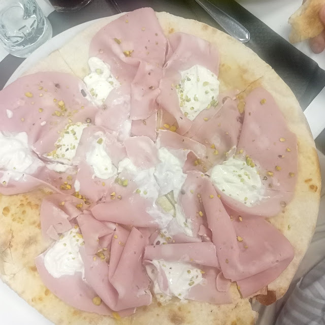 Pizza Con Mortadella E Mozzarella