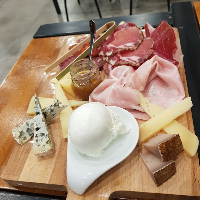 Antipasto Di Salumi E Formaggi