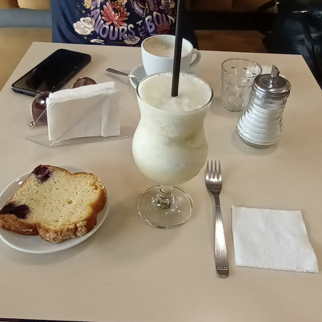 Licuado de Ananá Y Budín de Limón Con Arándanos