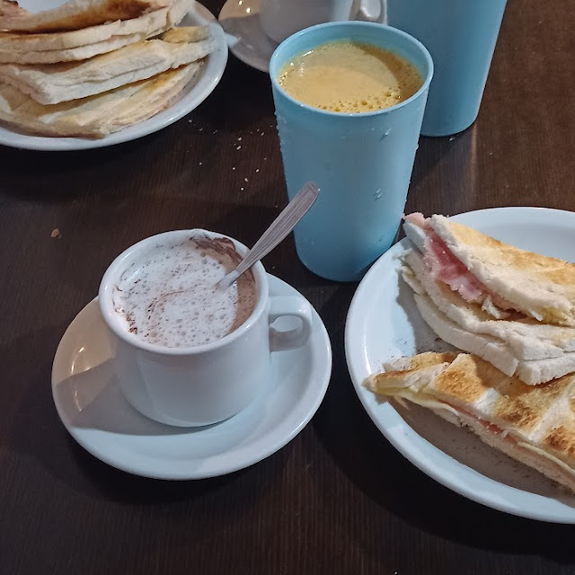 Submarino Tostado Exprimido Y Café Cortado Tostado Exprimido