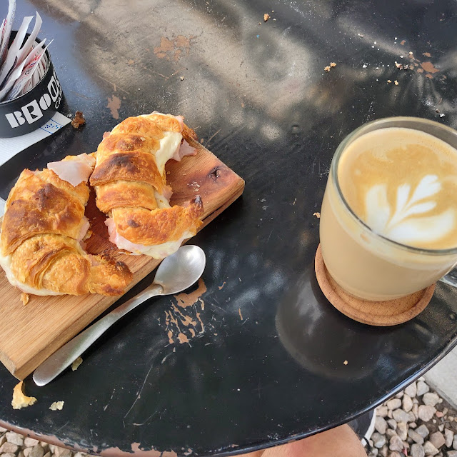 Café Con Leche Y Medialunas Con Jamón Y Queso