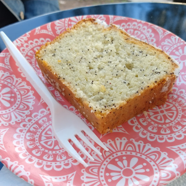Porción de Budín de Limón Y Amapolas Vegano